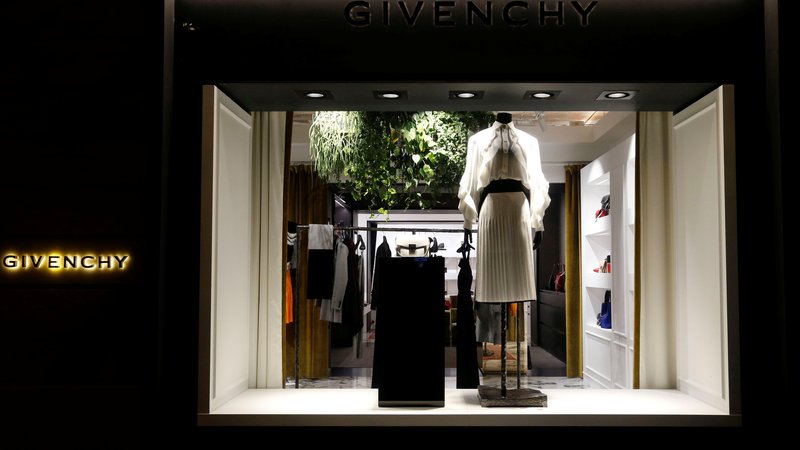 Fotografija: Predlani preminuli Hubert de Givenchy je bil eden zadnjih modnih oblikovalcev starega kova, ki je s Christianom Diorjem in Yvesom Saintom Laurentom po drugi svetovni vojni redefiniral francosko modo in z njo osvojil svet. Foto Regis Duvignau/ Reuters