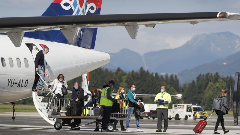 Fotografija: Letalski prevozniki se počasi vračajo v Ljubljano, prvi je bil Air Serbia. Foto: Leon Vidic/Delo