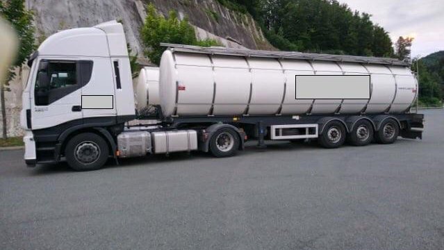 Fotografija: V dveh tovornjakih so odkrili 22 oseb. FOTO: PU Maribor