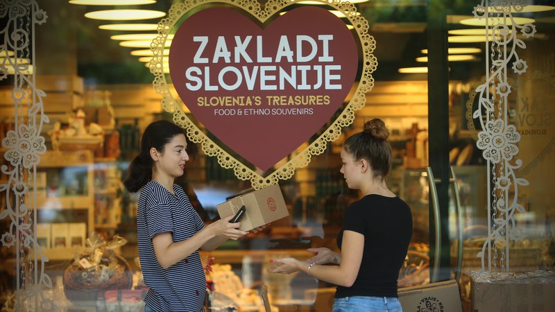 Fotografija: Turističnih trgovin ni mogoče stlačiti v isti koš z vsemi drugimi trgovinami, meni Jože Brodnik, predstavnik verige trgovin Zakladi Slovenije.
Foto Jure Eržen
