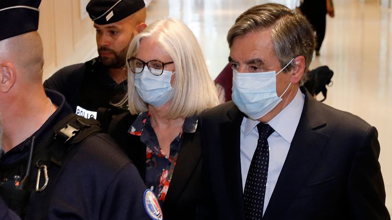 Fotografija: Zakonca Fillon napovedujeta pritožbo zoper odločitev sodišča. Zavračata obtožbe o zlorabi javnega denarja. Na fotografiji François Fillon (desno). FOTO: AFP