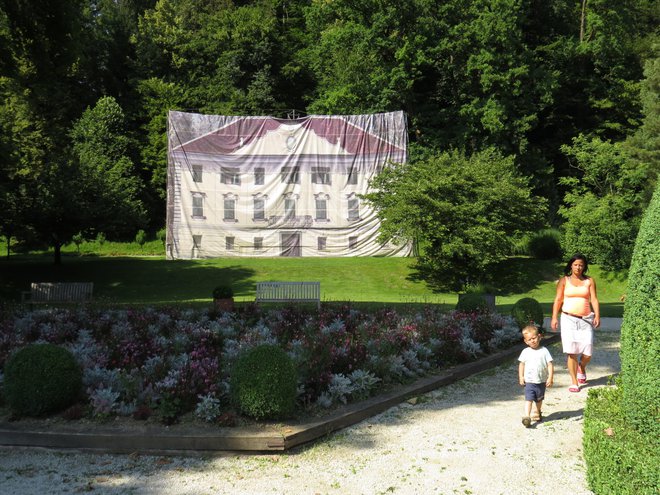Kulisa bo postavljena na mestu, kjer stoji veliko platno s fotografijo nekdanjega Souvanovega dvorca. FOTO: Bojan Rajšek/Delo