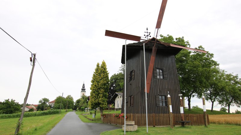 Fotografija: Starogorski mlin na veter je povečana replika zadnjega delujočega Bečevega vetrnega mlina na Kokolajnščaku. FOTO: Jože Pojbič/Delo