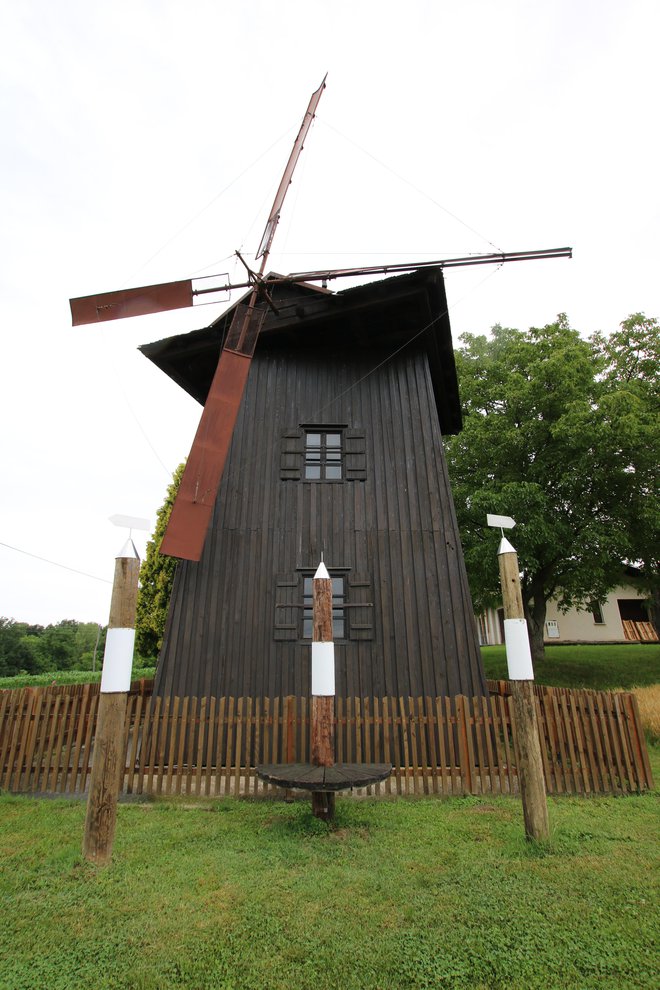 Takšnih vetrnih mlinov je bilo na obrobju Slovenskih Goric še pred pol stoletja vsaj petdeset, sedaj je ta edini. FOTO: Jože Pojbič/Delo