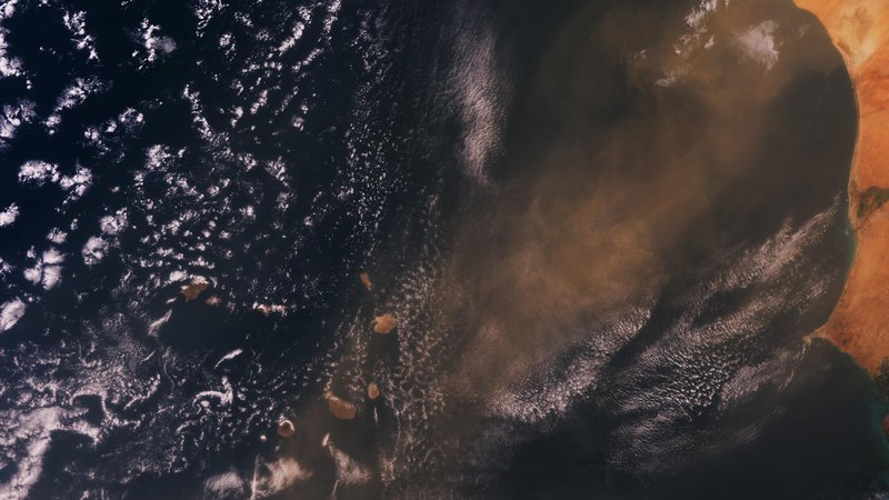 Fotografija: Oblak prahu nad Cabo Verde. FOTO: Copernicus Sentinel data (2020), ESA 