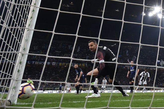 Samir Handanović je takole pospremil strel Cristiana Ronalda, s katerim je Portugalec matiral vratarja Interja. FOTO: AFP