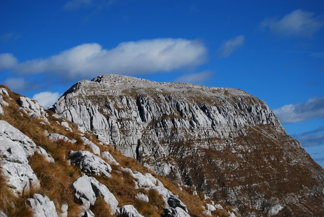Batognica je 2164 metrov visoka gora nad Sočo v bližini Krna. Njen vrh je bil med soško fronto prizorišče nenehnih spopadov med avstro-ogrsko in italijansko vojsko. FOTO: Andrej S.K/Wikipedia