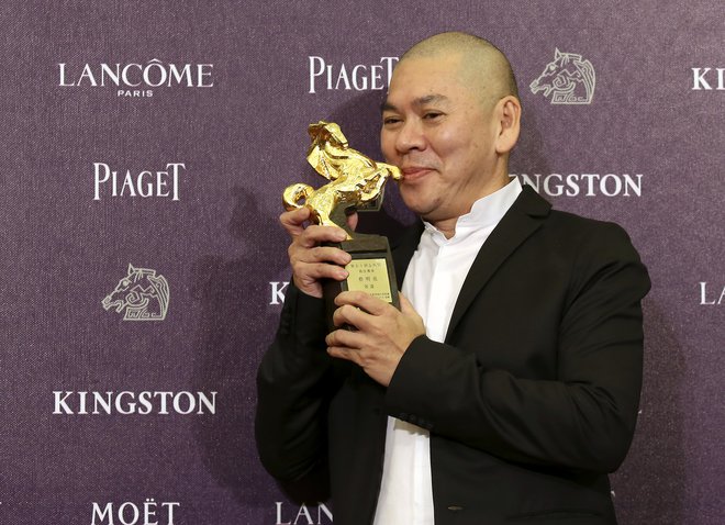 Tajvanski režiser Tsai Ming-liang na ob prejemu nagrade za najboljšega režiserja na prestižni podelitvi nagrad zlati konj. FOTO: Patrick Lin/Reuters