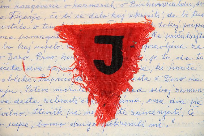 Rdeči trikotnik s črko J je označeval političnega zapornika iz Jugoslavije. Foto Simona Fajfar