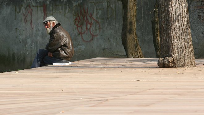 Starejši prebivalci te dni potrebujejo posebno pozornost, zato so jim v Ljubljani na voljo prostovoljci, ki bodo poklepetali z njimi. FOTO: Vukelič Ljubo