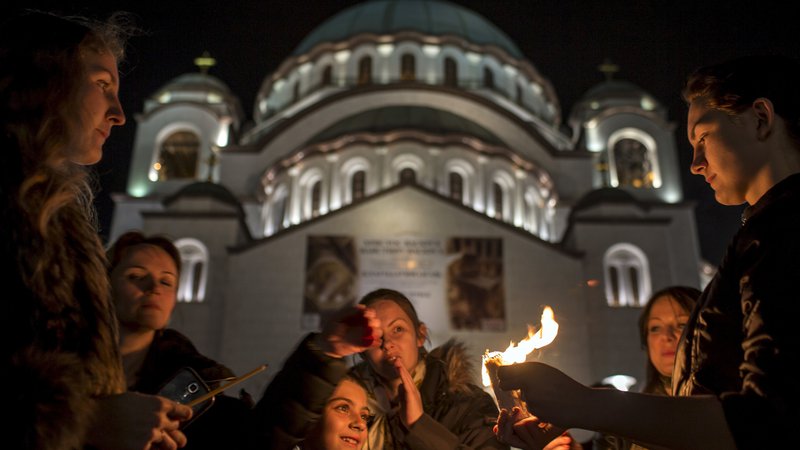 Fotografija: Glavna dilema za srbsko vlado so zdaj velikonočni prazniki, ki jih bo pravoslavni svet praznoval ta konec tedna. Foto: REUTERS/Marko Djurica