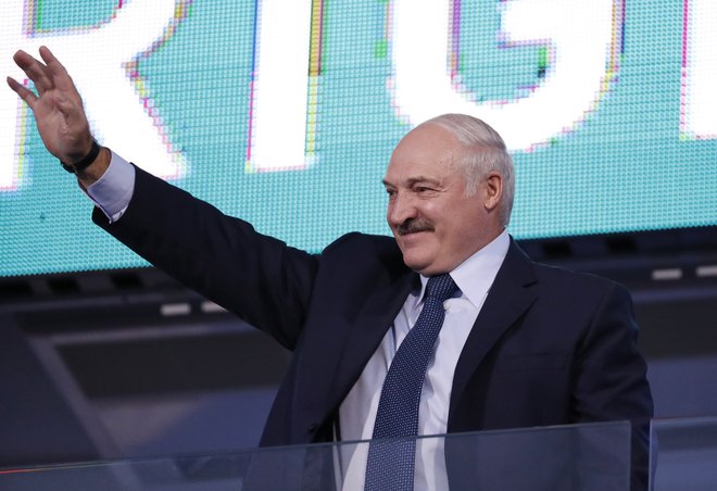 Aleksander Lukašenko svetuje, da je za boj proti koronavirusu treba spiti med štirideset in petdeset mililitrov vodke na dan ter dvakrat ali trikrat na teden obiskati savno. FOTO: Reuters