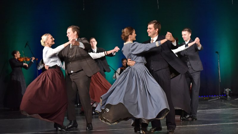 Fotografija: Slovenci smo tudi navdušeni plesalci (na fotografiji je Akademska folklorna skupina France Marolt). FOTO: Janez Eržen