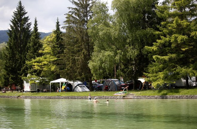 Obiskovalce v Kamp Šobec privablja naravni bajer. FOTO: Roman Šipić