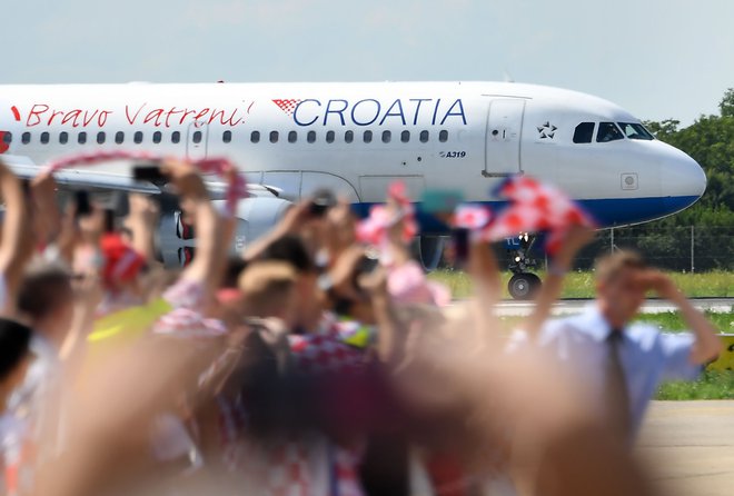 Letalo s srebrnimi junaki ob pristanku na hrvaških tleh. FOTO: Attila Kisbenedek/AFP