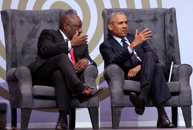 Predsednik Južne Afrike Cyril Ramaphosa in nekdanji ameriški predsednik Barack Obama včeraj v Johannesburgu. FOTO: Siphiwe Sibeko/Reuters