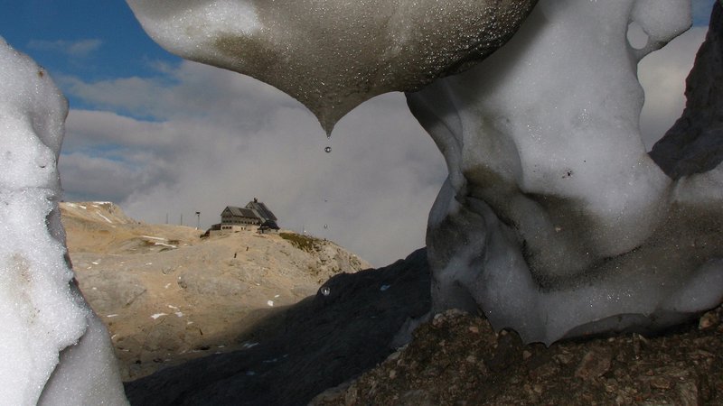 Fotografija: Kredarica izpod zgornjega roba Triglavskega ledenika. FOTO: Miha Pavšek/arhiv Giam Zrc Sazu