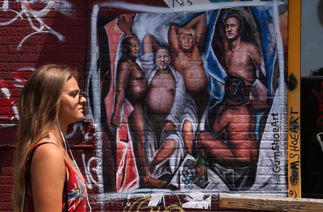 V Brooklynu se je pojavil grafit, ki prikazuje Weinsteina, Trumpa, Spaceyja in Cosbyja. Vpletene v spolni škandal. FOTO: Afp