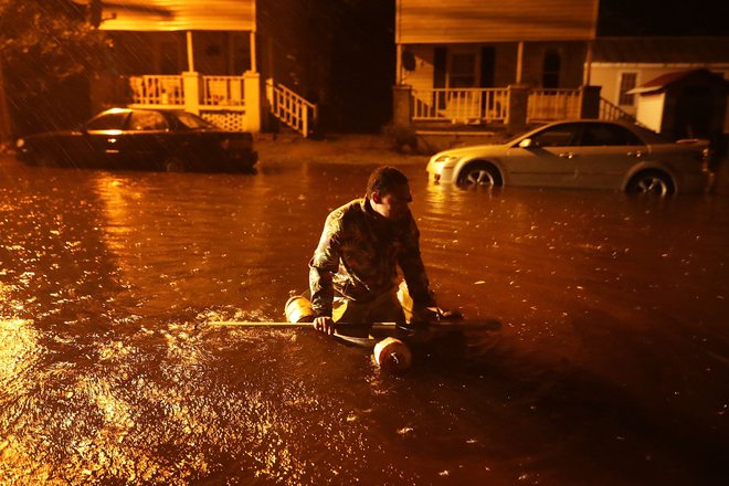 Orkan je po obsegu ogromen in guverner Severne Karoline Roy Cooper pričakuje, da bodo hude poplave. FOTO: Chip Somodevilla/AFP