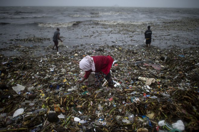 Tajfun je na obalo Filipinov prinesel tudi ogromne količine smeti. FOTO: Noel Celis/AFP