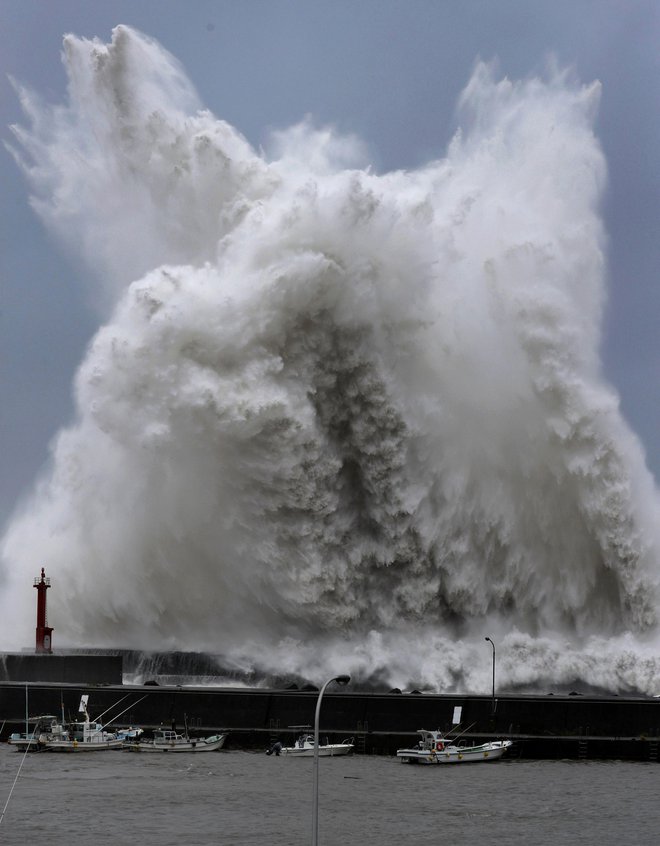 Poleg že tako visoke vode, vetrovi povzročajo še izjemno visoke valove. Tako visoke so zabeležili pri tajfunu Jebi, ki je septembra divjal na Japonskem.  FOTO: Kyodo/Reuters