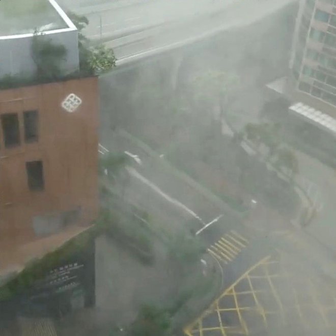 Močno deževje v mestu Kowloon. Na prihod tajfuna se pripravljajo v Hongkongu. FOTO: Instagram/@konn4/Reuters