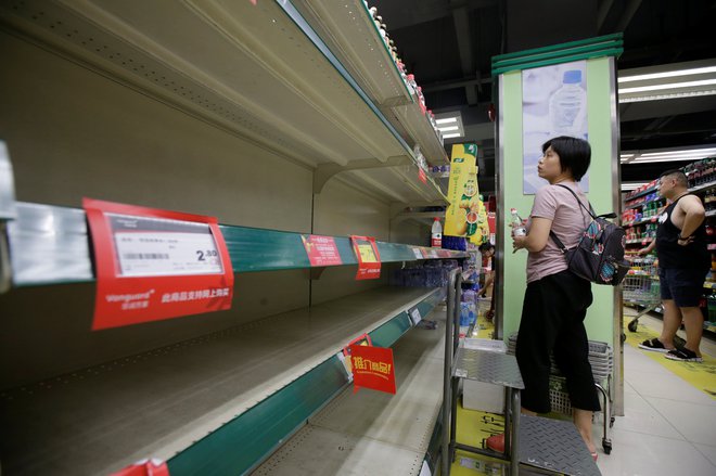 V trgovinah so imeli naval kupcev. FOTO: Jason Lee/Reuters