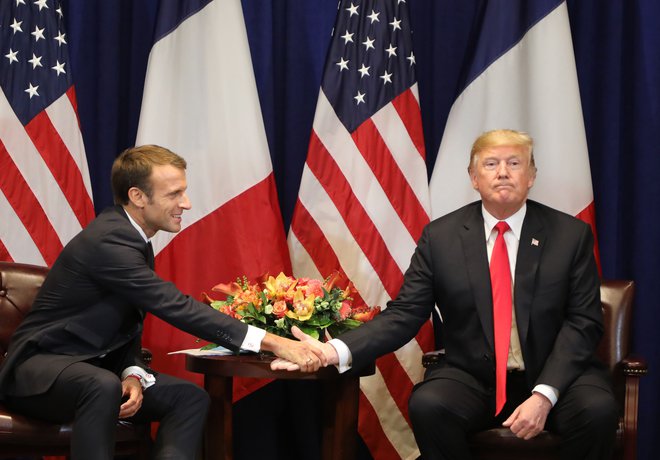 Francoski predsednik Emanuel Macron in ameriški predsednik Donald Trump na bilateralnem srečanju v New Yorku, dan pred zasedanjem Generalne skupščine ZN. FOTO: Ludovic Marin/Afp