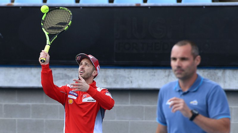 Fotografija: Andrea Dovizioso (levo) si v Avstraliji krajša čas tudi z igranjem tenisa. FOTO: AFP