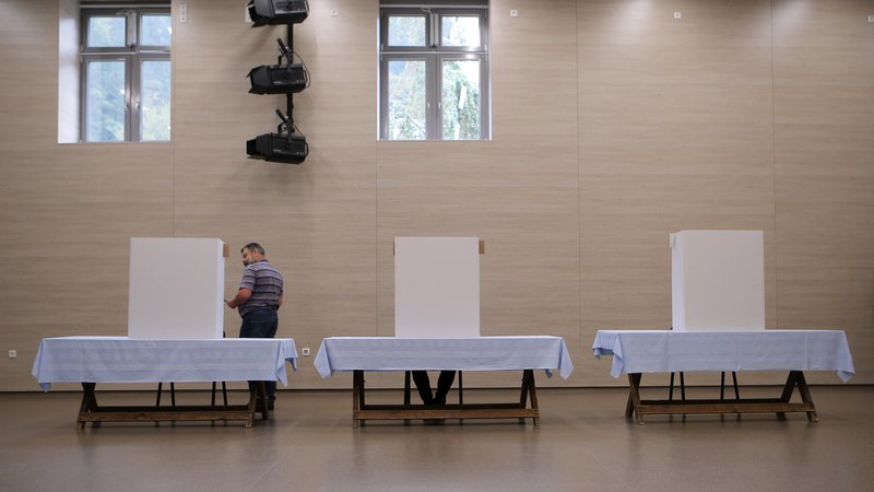 Fotografija: Volivci, ki bodo v nedeljo zadržani, se lahko na volišča odpravijo danes, jutri ali v četrtek. FOTO: Uroš Hočevar/Delo