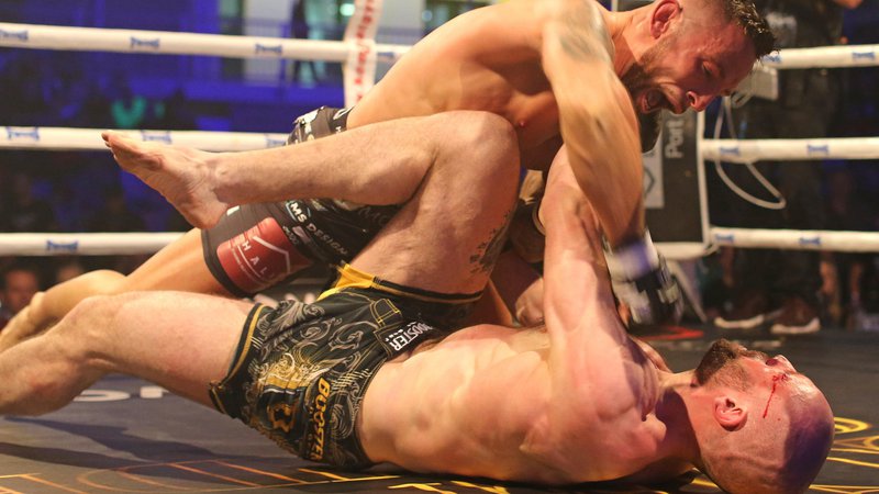 Fotografija: Uroš Jurišič (zgoraj) je tudi z brutalno zmago nad Gruzincem Šoto Gvasalijo dokazal, da je že dozorel za najmočnejšo svetovno organizacijo UFC. FOTO: Tomi Lombar