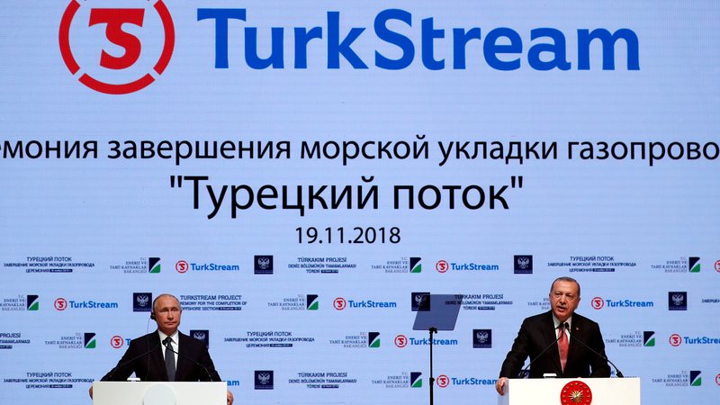 Fotografija: Predsednika Recep Tayyip Erdoğan in Vladimir Putin sta po turški sestrelitvi ruskega bombnika nad sirskim ozemljem pred skoraj tremi leti obnovila prijateljske odnose med državama. Foto Reuters