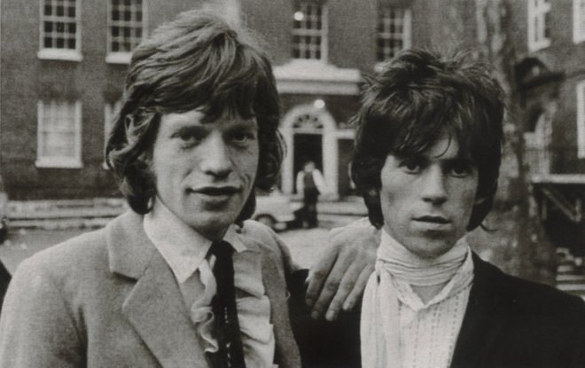 Keith Richards (desno) je v avtobiografiji <em>Življenje </em>opisal, kako se je britanska politika konec šestdesetih let minulega stoletja spopadla z naraščajočim številom odvisnikov od trdih drog. FOTO: Press Release