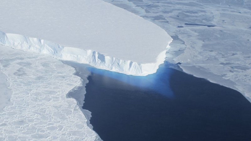 Fotografija: Ledenik Thwaites za seboj zadržuje celoten zahodnoantarktični ledeni pokrov. Znanstveniki so začeli preučevali, kako hitro se tali. FOTO: Reuters 