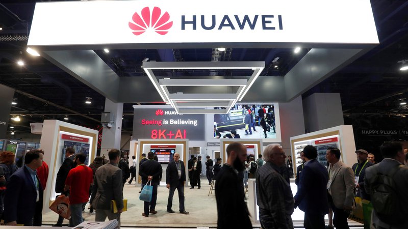 Fotografija: FILE PHOTO: Attendees pass by a Huawei booth during the 2019 CES in Las Vegas, Nevada, U.S., Jan. 9, 2019. REUTERS/Steve Marcus/File Photo Foto Steve Marcus Reuters