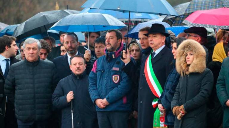 Fotografija: Salvini ob Tajaniju, predsedniku Furlanije - Julijske krajine Massimilianu Fedrigi in tržaškemu županu Robertu Dipiazzi na nedeljski prireditvi. FOTO: Fotodamj@n