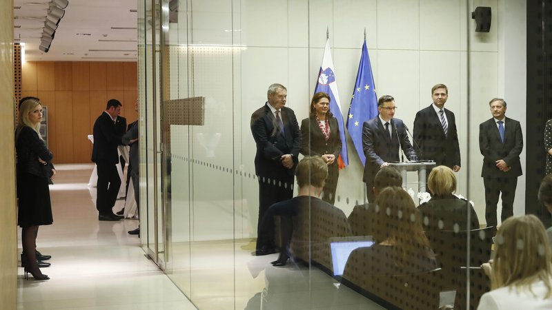 Fotografija: Trinajsta vlada doslej ni imela preveč sreče s svojimi ministri, a kot je videti, ji težav s kadri ljudstvo ne zameri preveč. FOTO: Leon Vidic/Delo