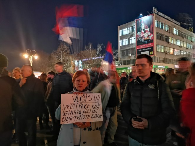 Protest v Nišu je bil bolj konkretno usmerjen na predsednika Aleksandra Vučića kot v Beogradu. FOTO: Milena Zupanič/Delo