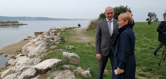 Minister za okolje Simon Zajc in ministrica za kmetijstvo Aleksandra Pivec ob ustju Jernejevega kanala Foto Boris Šuligoj