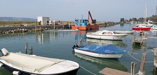 V Jernejevem kanalu naj bi že letos začeli graditi ribiško pristanišče, kakšna bo usoda drugih plovil, bo odvisno od občine. Foto Boris Šuligoj