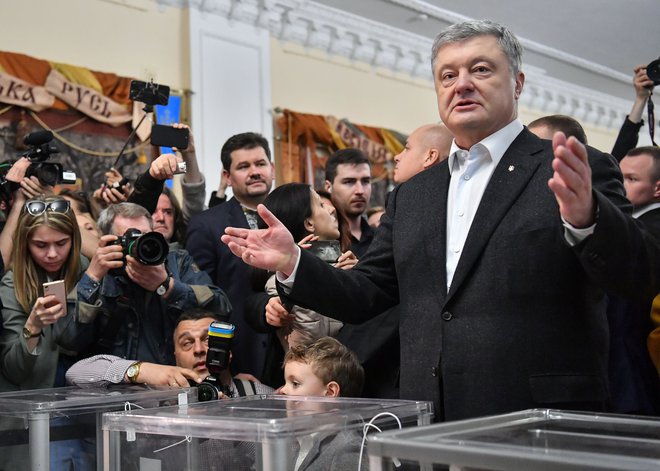 Poslovnež in milijarder Petro Porošenko se bo moral posloviti od položaja. FOTO: Sergei Supinsky/AFP
