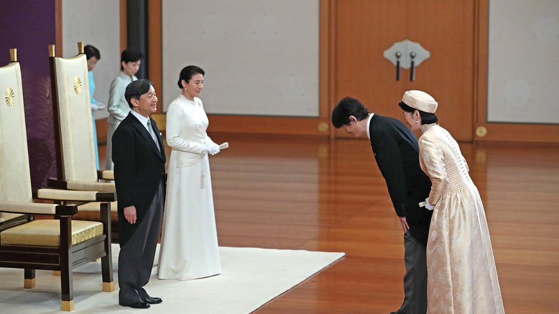 Fotografija: Cesar Naruhito in cesarica Masako prejemata blagoslov princa Akišina in princese Kiko. FOTO: Reuters