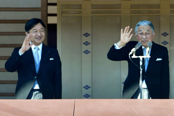 Japonski cesar Akihito se je na tradicionalnem obredu v cesarski palači v Tokiu odrekel prestolu krizantem. FOTO: Kazuhiro Nogi/Afp