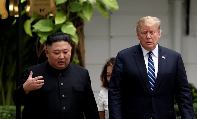 Kim Džong Un in Donald Trump med pogovorom na vrhu v Hanoju. Foto Reuters