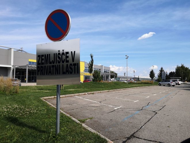 Po naših informacijah so opozorilne table, ki omejujejo dostop do letališča in prepovedujejo prehod na parkirišče, nameščene že od nedelje. FOTO: Mariborinfo