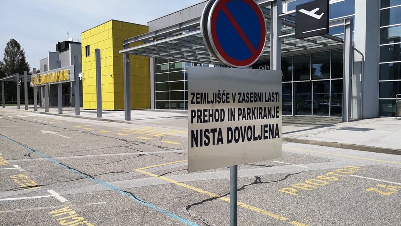 Fotografija: Stari upravljavec Aerodrom Maribor je z opozorilnimi tablami omejil dostop do letališča. FOTO: Mariborinfo