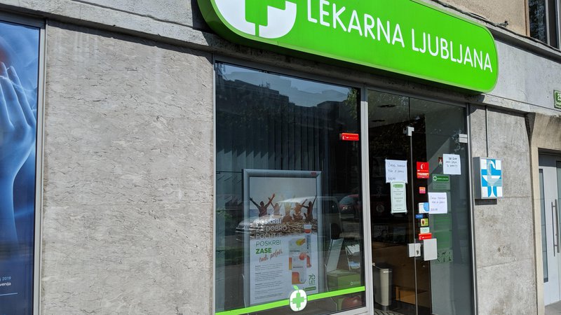 Fotografija: Številne Ljubljančane in prebivalce drugih krajev, kjer ima Lekarna Ljubljana svoje poslovalnice, je danes presenetilo obvestilo o zaprtju lekarn. FOTO: A. L.