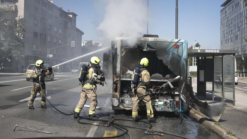 Fotografija: Gasilci med intervencijo. FOTO: Leon Vidic/Delo