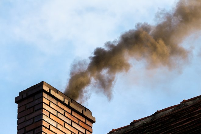 Med viri črnega ogljika je tudi kurjenje drv. FOTO: Shutterstock