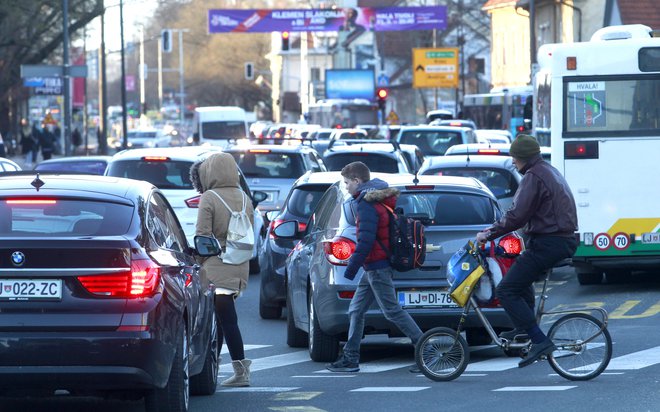 Slab zrak in izgubljanje časa, v to je pripeljala prometna politika. FOTO: Roman Šipić/Delo